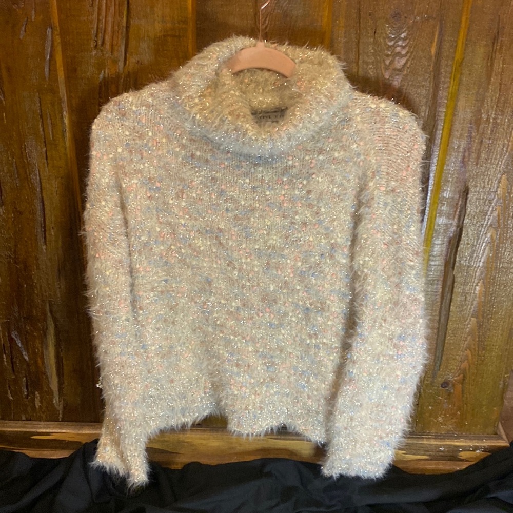 Juniors cowl neck sweater from the Buckle sizeS